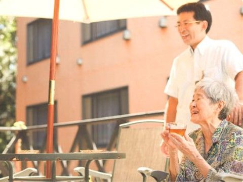 春や秋などの過ごしやすい時期にはとても人気のあるテラスである。スタッフにお声がけいただければお茶の用意もする。