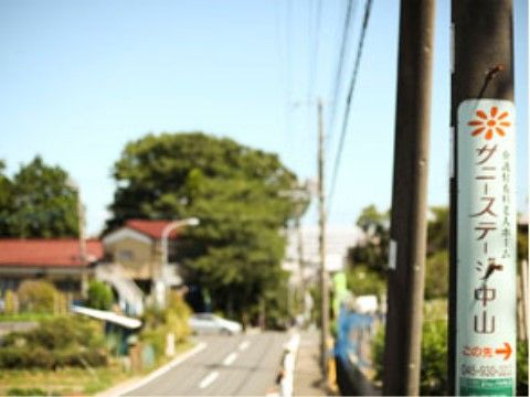 入り組んだ路地が多い位置に建っているため、施設近隣の電信柱に案内経路を表示している。そばの大通りから案内がされている。