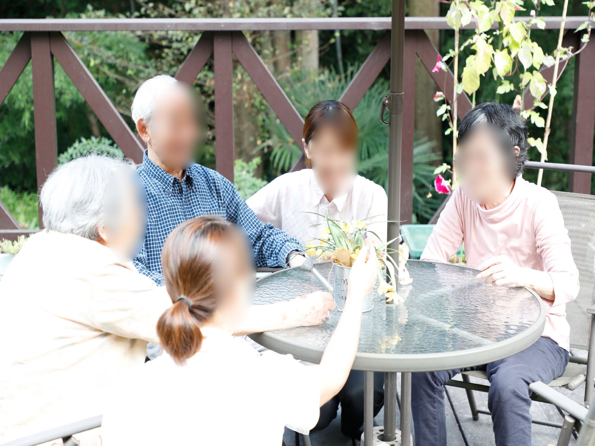 施設にはウッドデッキがあり、丸いテーブルと椅子が置かれている。天気の良い日などはそこで談笑したりすることができる。
