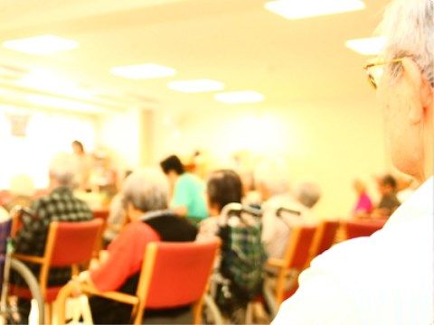 リビングに入居者が座っている様子