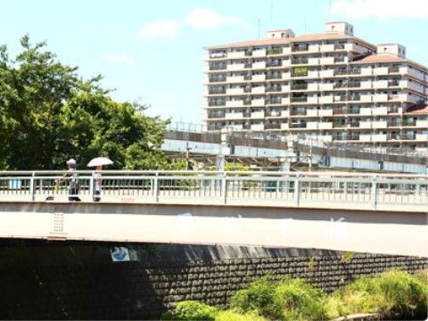 本施設へのアクセスは、公共交通機関でも可能である。駅の近くは川や自然があるので、散歩コースとしても親しまれている。