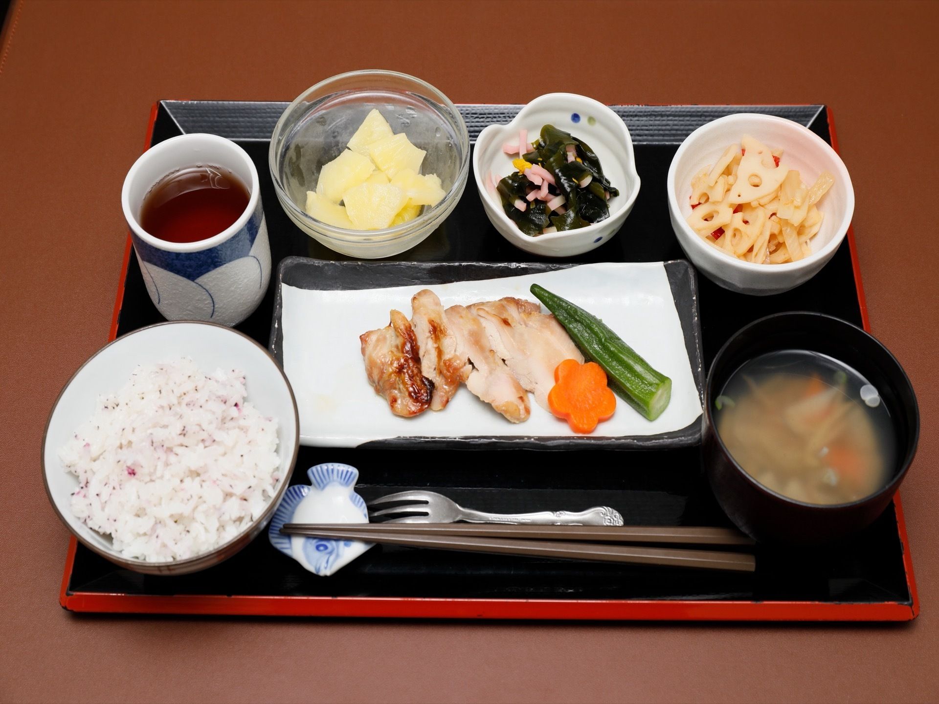 施設内での食事は、主菜・主食・副菜とバランスよく配置されている。デザートが果物の日には、フォークも用意する。