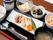 食事は、１名分ごとにトレーにのせて提供している。献立によっては箸だけでなくフォークも用意する。小鉢もついて、充実した内容である。