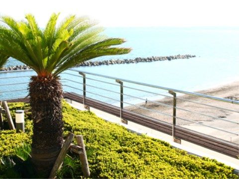 施設のベランダから一望できる海岸沿いの砂浜と青い海の景色