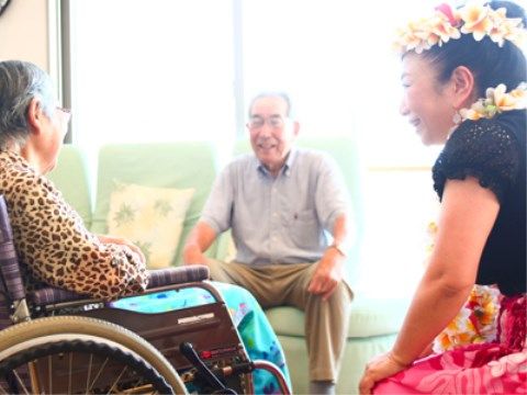 フラダンスのレクリエーション活動中、入居者様が談笑している様子