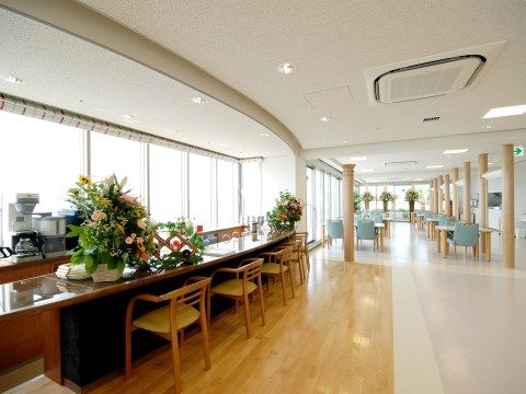 天井、壁、床が白で統一されており、窓から日が差し込んでいる。手前にはコーヒーなどを飲みながら景色を楽しむことができるカウンターがある。