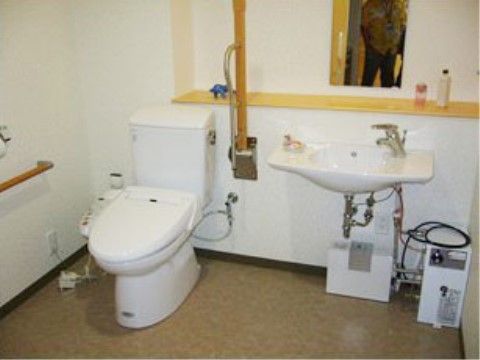 居室内には手すりが付いている。広々としたスペースのトイレがあり、介助が必要な方にも安心してお使いいただける。