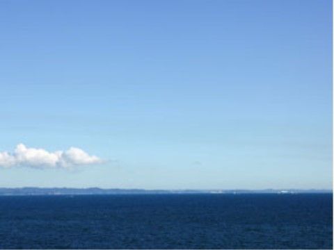 施設の目の前にはきれいな海が広がっており、居室や食堂などの窓からはいつでも景色を眺めることができる。