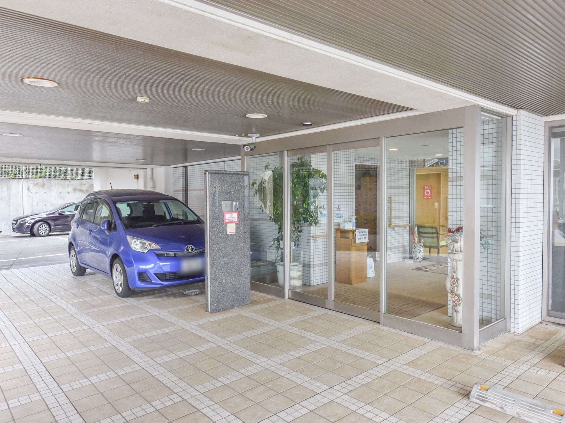 エントランスには、屋根のついた乗降スペースが確保されている。また入り口には両側に開く、自動ドアを設置している。