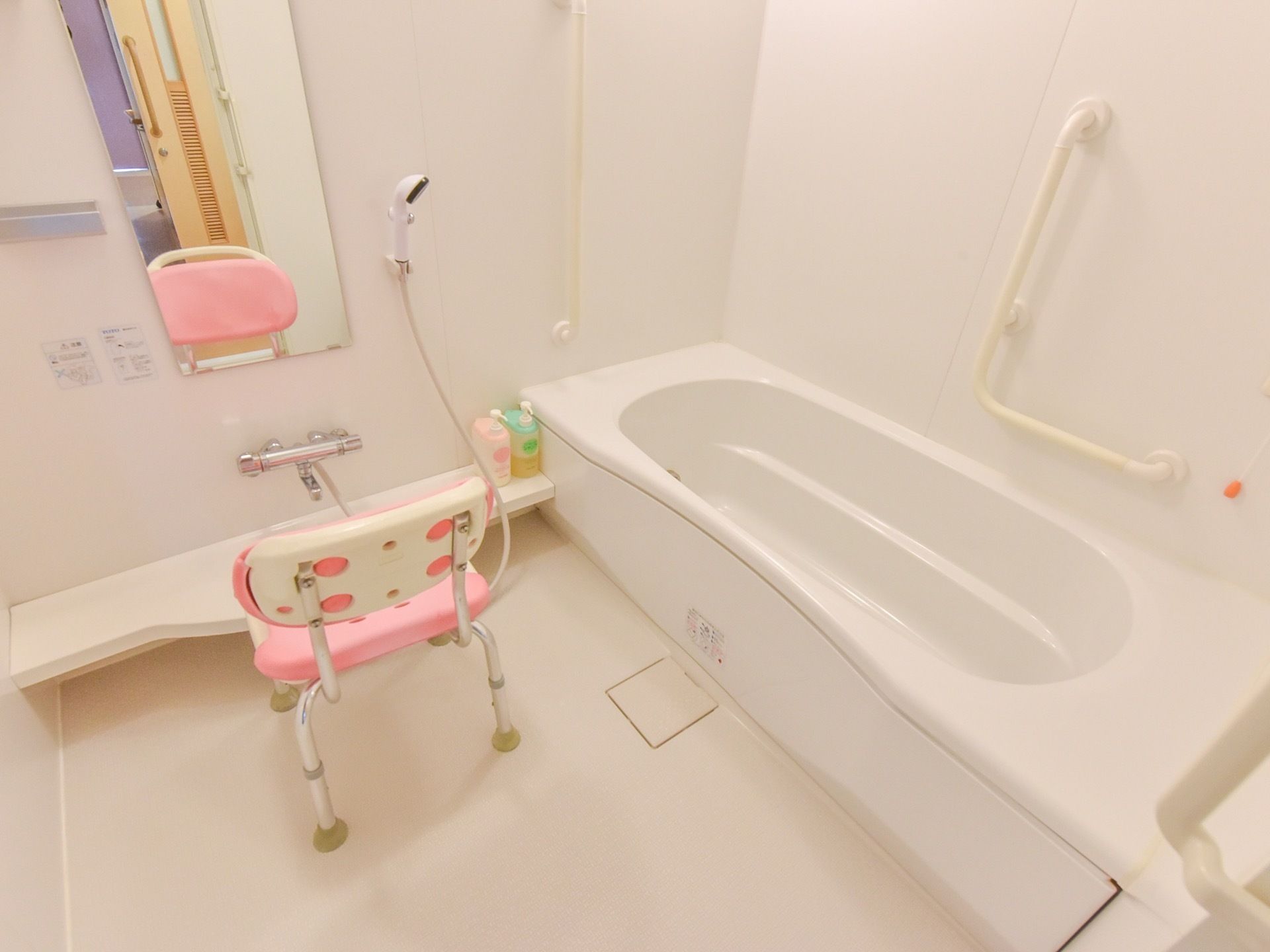 個室タイプのバスルームには、バスタブを設置している。壁にはサーモスタット付混合水栓があり、手すりが取り付けられている。