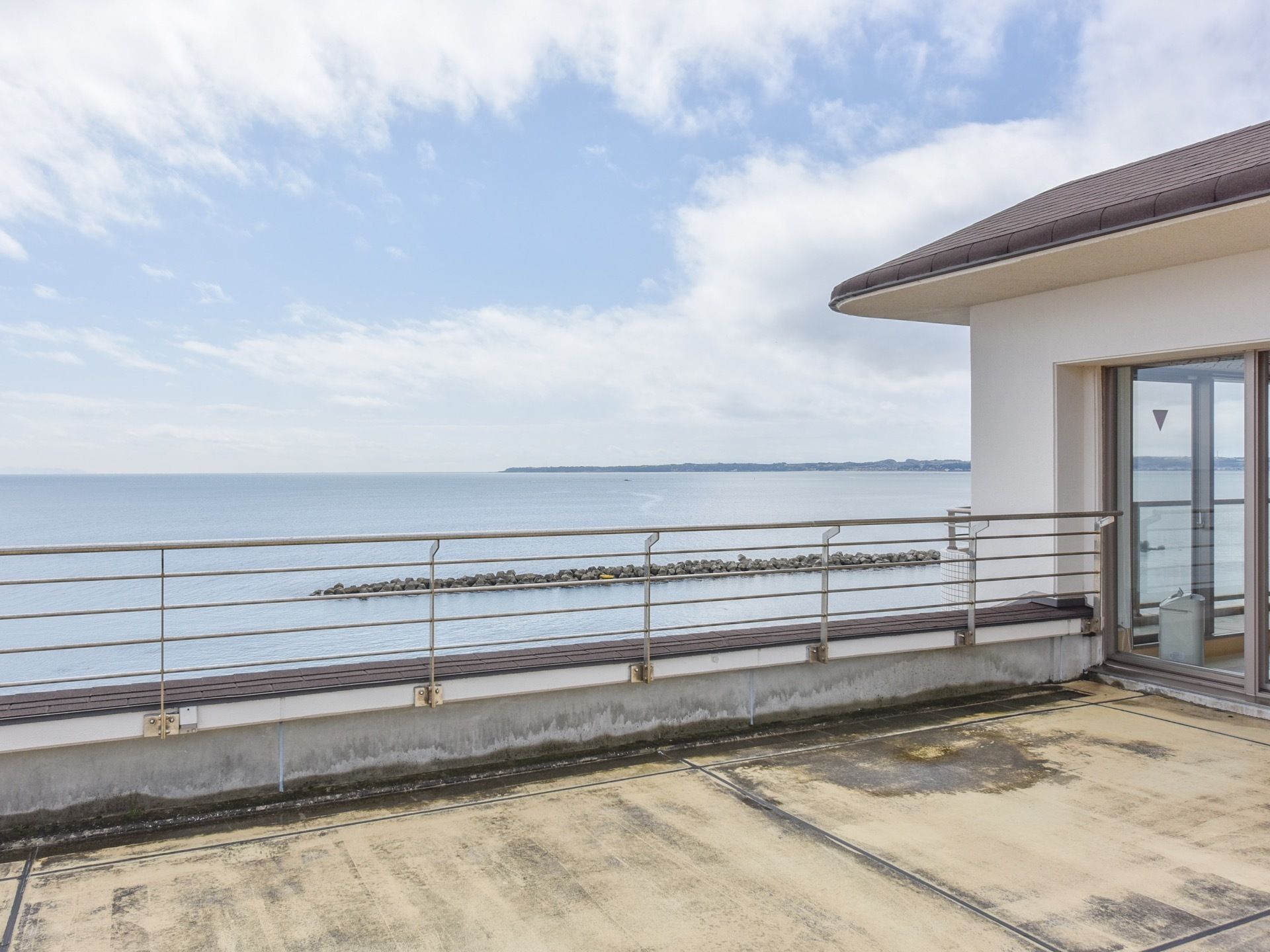 グループホームは海に面した場所に位置しており、上階につくられたテラスからは、開放感のある景色が見渡せる。