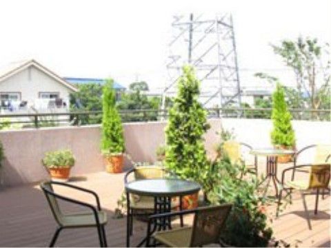 入居者様が日光浴を楽しむことができるテラス。テーブルセットが用意されており、鉢植えの草花を眺めることもできる。