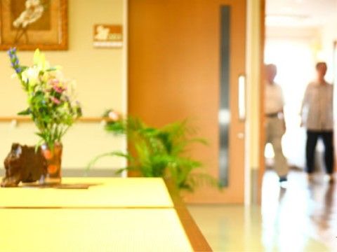 廊下の一角に和風の小上がりのような場所がある。花が活けてあり、入居者様がゆったりと休憩することができる。
