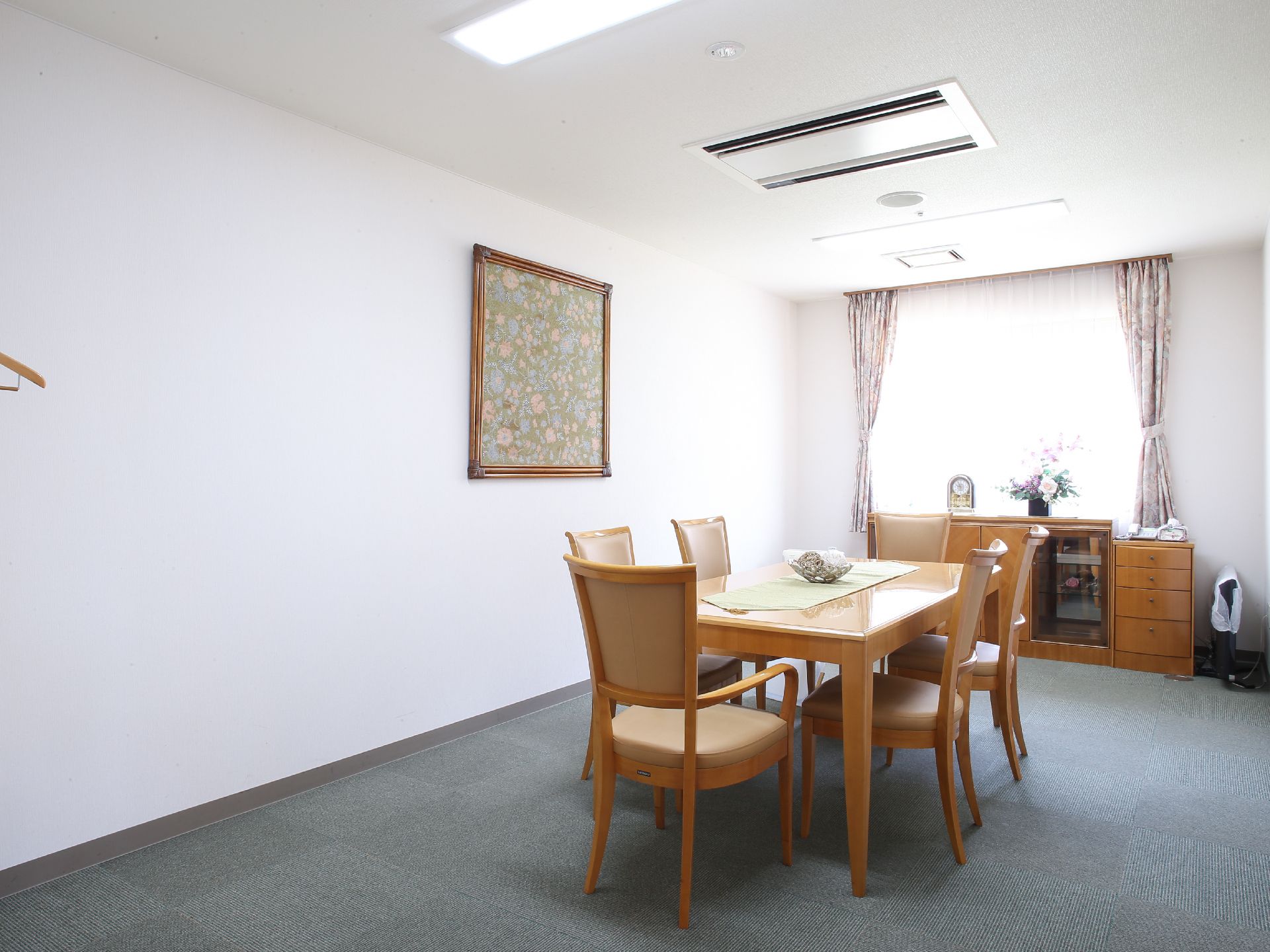 相談できる個室が用意。家族や友達と面会する際にも利用できる。個室だからまわりに聞かれないのがポイント。