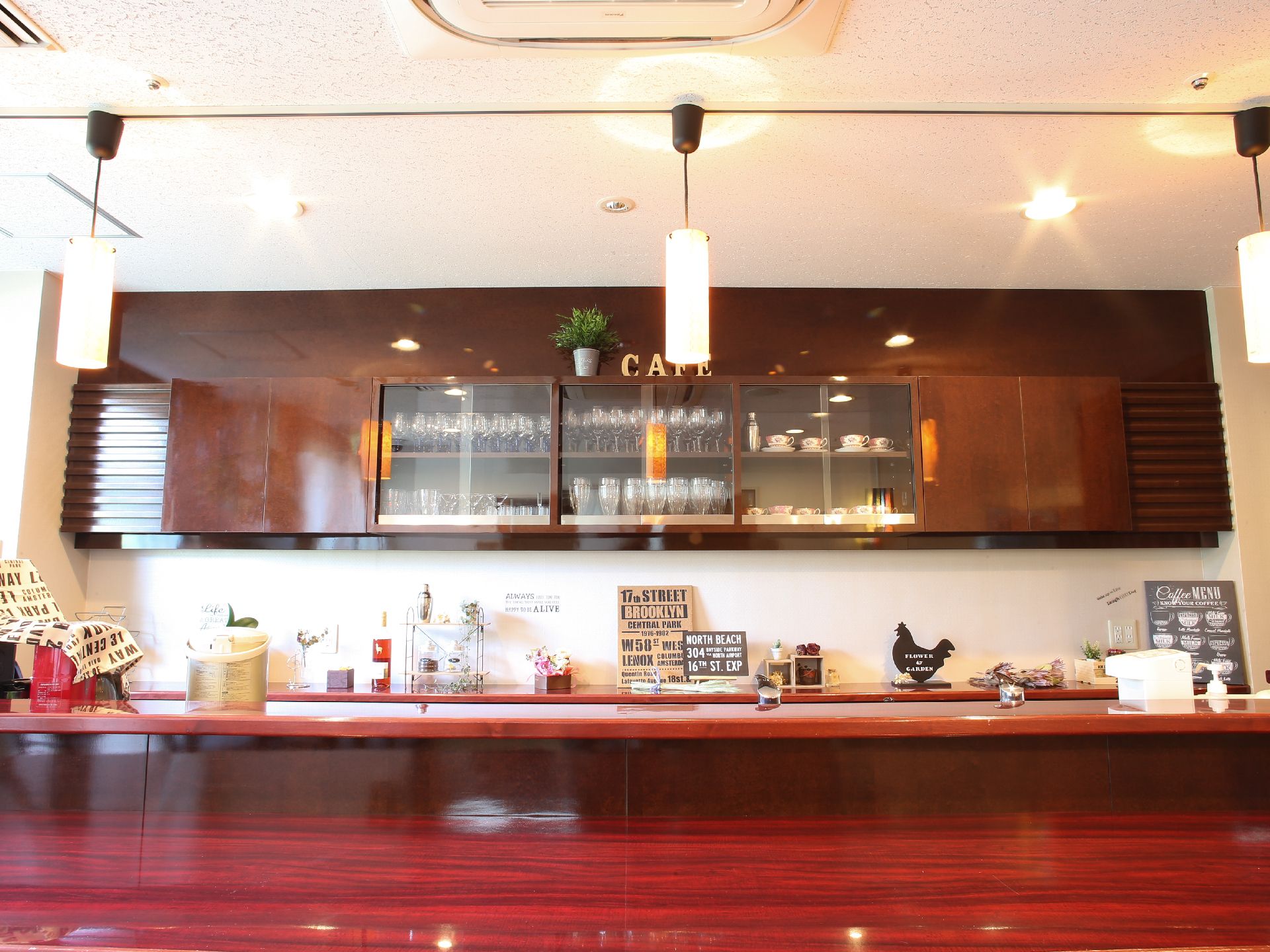 ホーム内にはカフェもある。木目調のお洒落なカウンターでおいしい料理や軽食を楽しみながら堪能することができる。