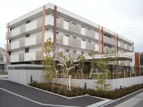 サニーステージ大和の外観である。段差がなく、スムーズに移動できる。
