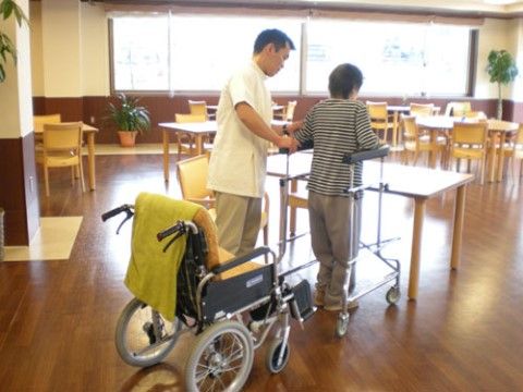 リハビリが施設内でできる。歩行器具を使い、スタッフの指導の下で機能改善となるよう訓練をしていただける。