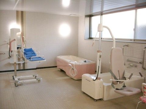 広々とした浴室には、さまざまな種類の介護浴槽をご用意している。お身体の状態に合わせて利用していただける。
