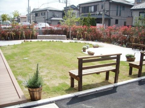中庭にはベンチを設置しているので、緑豊かな景色を眺めながらのんびりとお過ごしいただける。お散歩コースもご用意している。