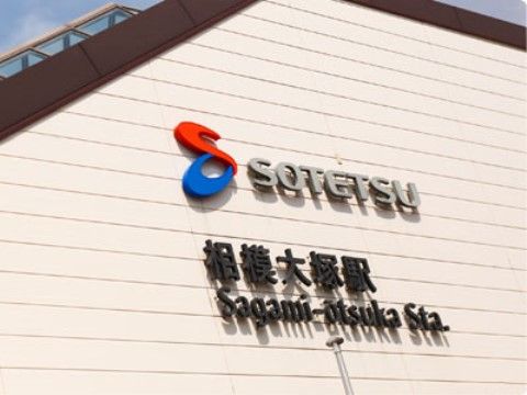 施設の近くには、徒歩圏内で行ける最寄り駅がある。お出掛けがしやすい場所に立地しているので、外出を楽しんでいただける。