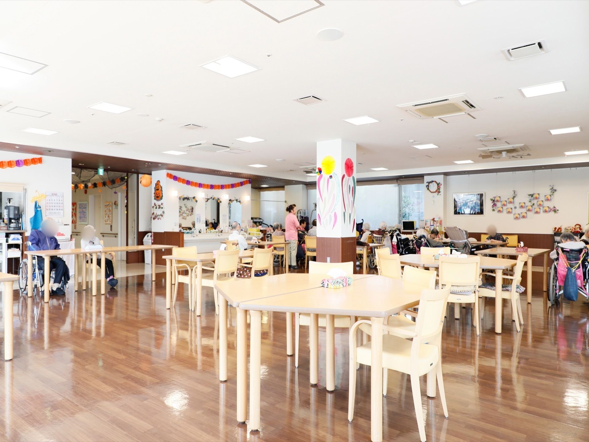 食堂は広々としたスペース。季節の飾りが施され華やかな雰囲気で食事をしたり、みんなでテレビ鑑賞を楽しめる。