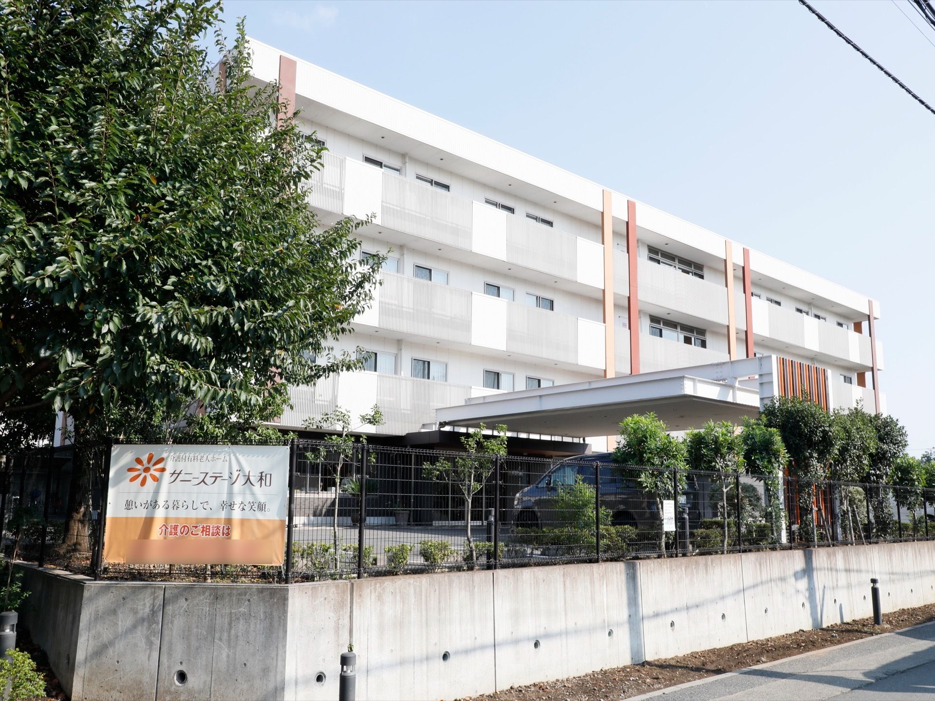 施設の周りは庭となっていて、木などが植えてある。四季折々の自然を眺めながら快適に過ごすことができる。