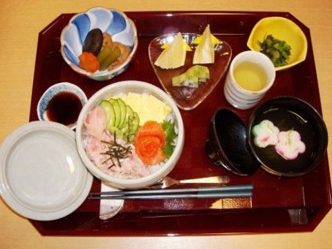 和食のお食事の一例である。色鮮やかに盛り付けを行い、おかずの品数を多くご提供している。食欲のそそるメニューが豊富にある。