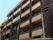 ５階建てのマンションのような構造である。茶系の外装のため、周りの景観となじんでいる。入口付近は段差がない。