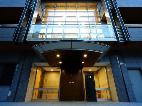 サニーステージ横濱吉野町の外観である。近隣にはスーパーや食品がある。