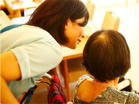 介護スタッフが入居者を介護している。