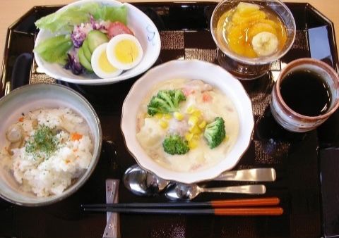 バランスの良い食事が並べられている様子