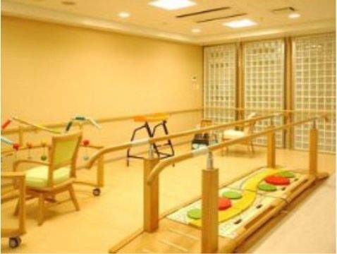 リハビリ機器を多く設置した室内は、バリアフリー構造で、壁には手すりが取り付けられている。冷暖房完備なので、快適に体を動かすことができる。