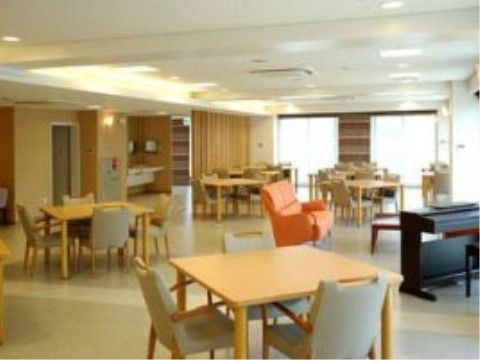 自然光が優しく差し込むリビングは、バリアフリー構造でどなたでも利用しやすい。電子ピアノを設置している。