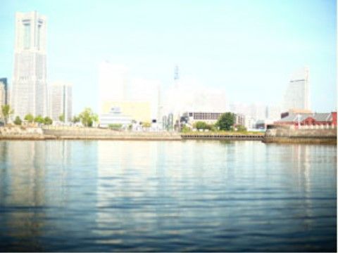 施設の近くには、海と商業施設が多くある。晴れた日は海辺を散歩したりやショッピングを楽しむことができる。