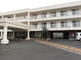 白い建物と広い敷地の介護施設