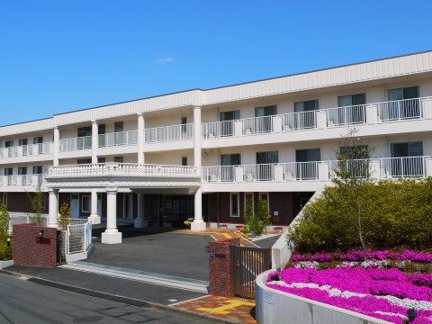 サニーステージ玉川学園の外観である。段差がないので高齢者でもスムーズに入れる。