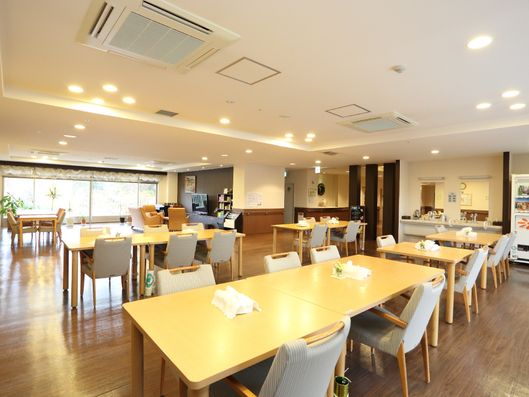 明るく開放感のある食堂