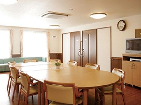 大きなテーブルに椅子が並んだ談話スペース。入居者様同士のコミュニケーションの場として使うことができる。