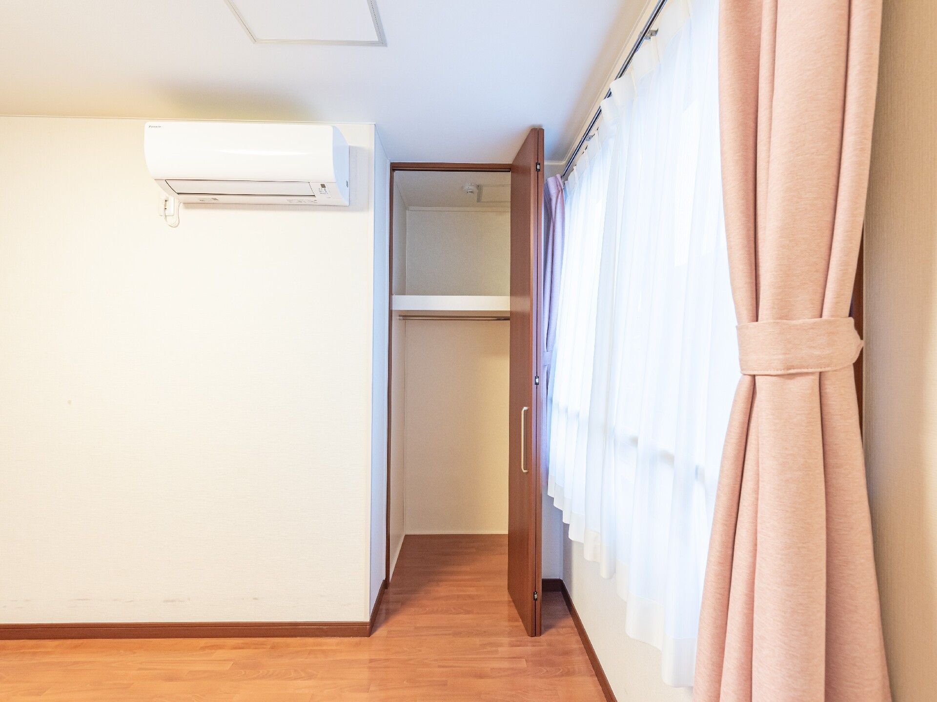 室内は広く開放的な空間である。大型のクローゼットを設置しているため、洋服や小物など荷物が多い方も安心。