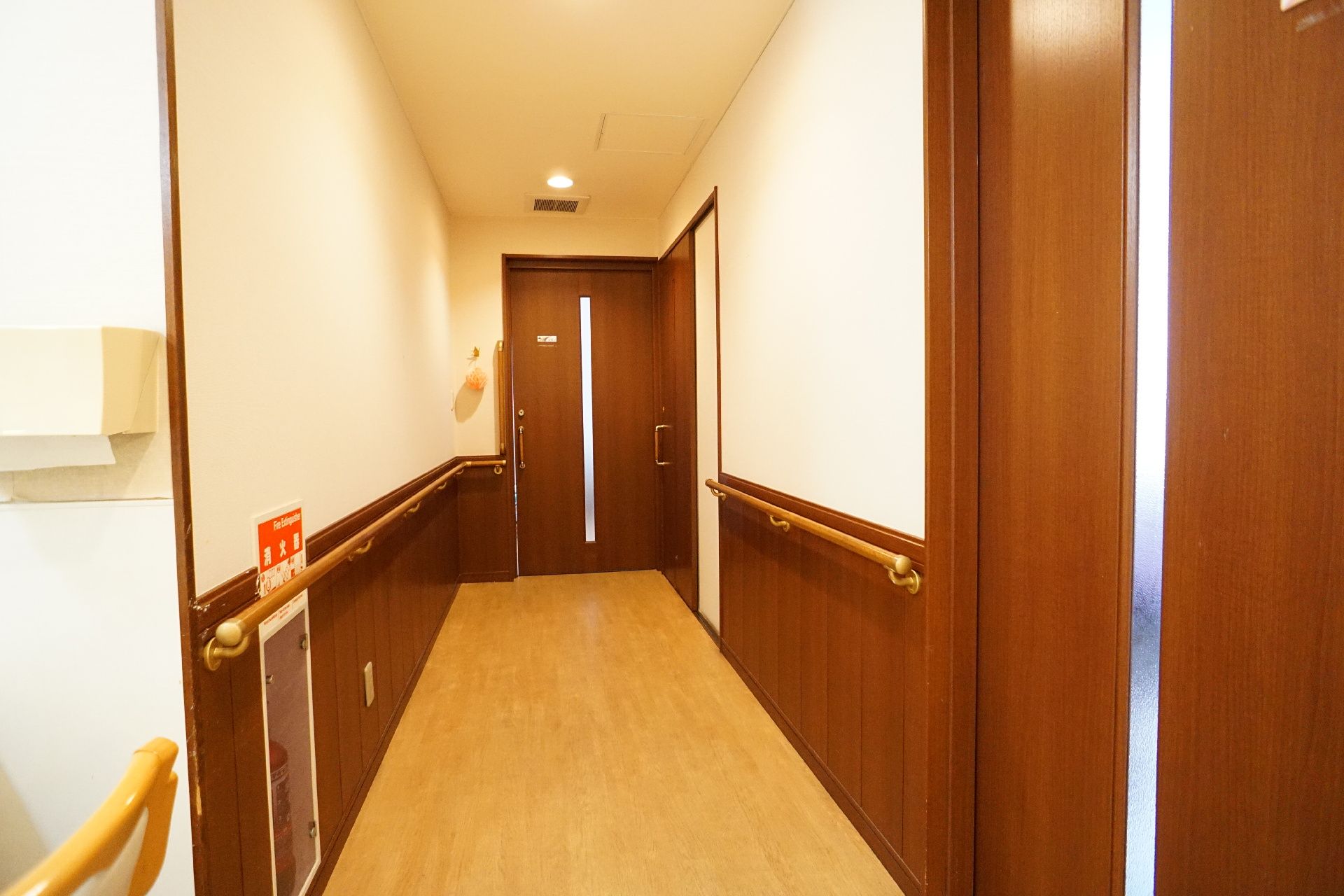 手すりが設置された廊下