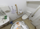 介護施設の明るいトイレの内観