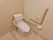 トイレは洋式で、手すりは便器の両側と壁に垂直・水平方向両方に取り付けられている。トイレットペーパーの隣に非常ボタンが付いている。
