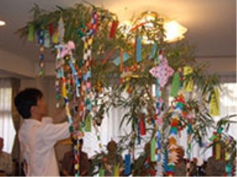 施設内のホールに集合し、七夕のイベントを行っている様子