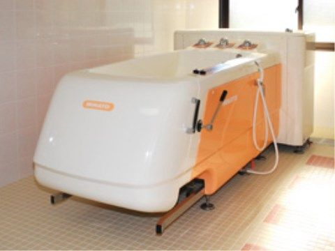 機械浴槽も備え付けており、全介助が必要な入居者様にも安心して入浴していただくことで、清潔感を保ってお過ごしいただける。