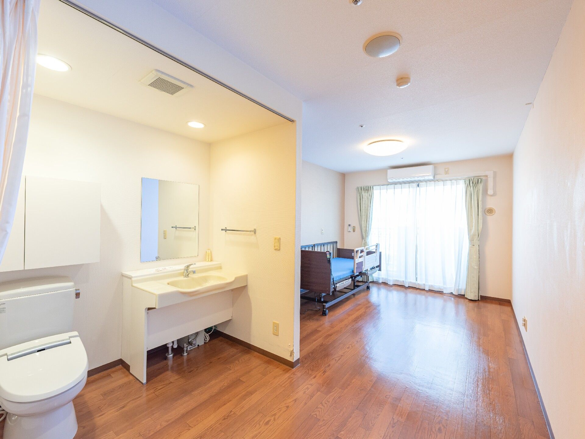 居室には、介護ベッド、ソファ、テーブルなどが備え付けられており、入居後、すぐに生活を始めていただける。