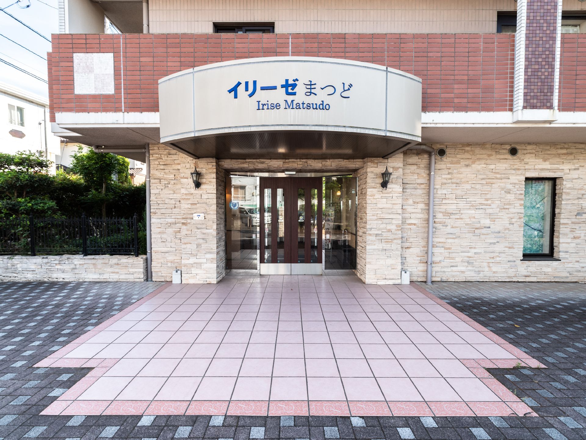 段差を極力なくしている介護施設の外観