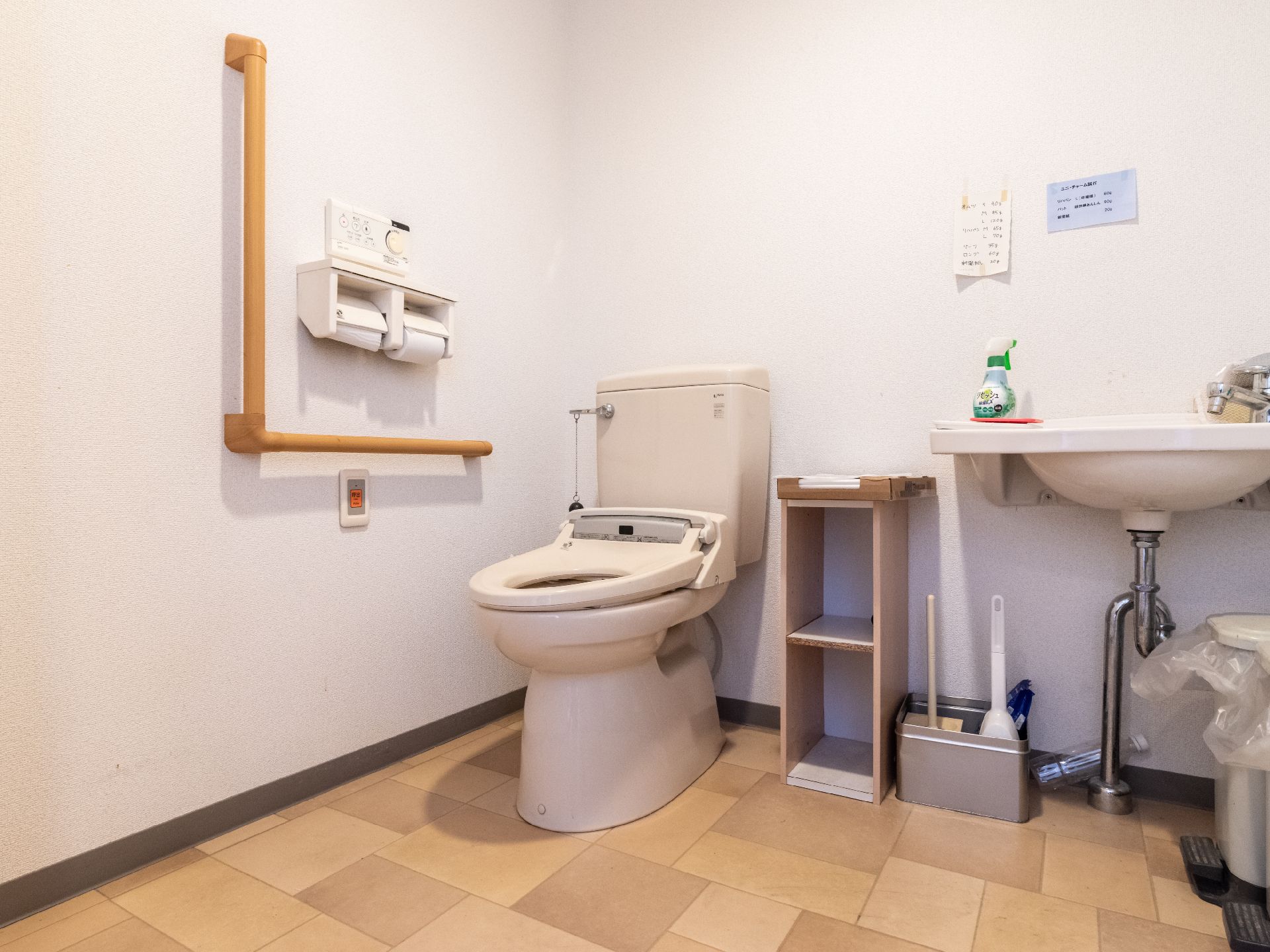 手すりが設置され、床に段差がほとんどない居室にあるトイレ