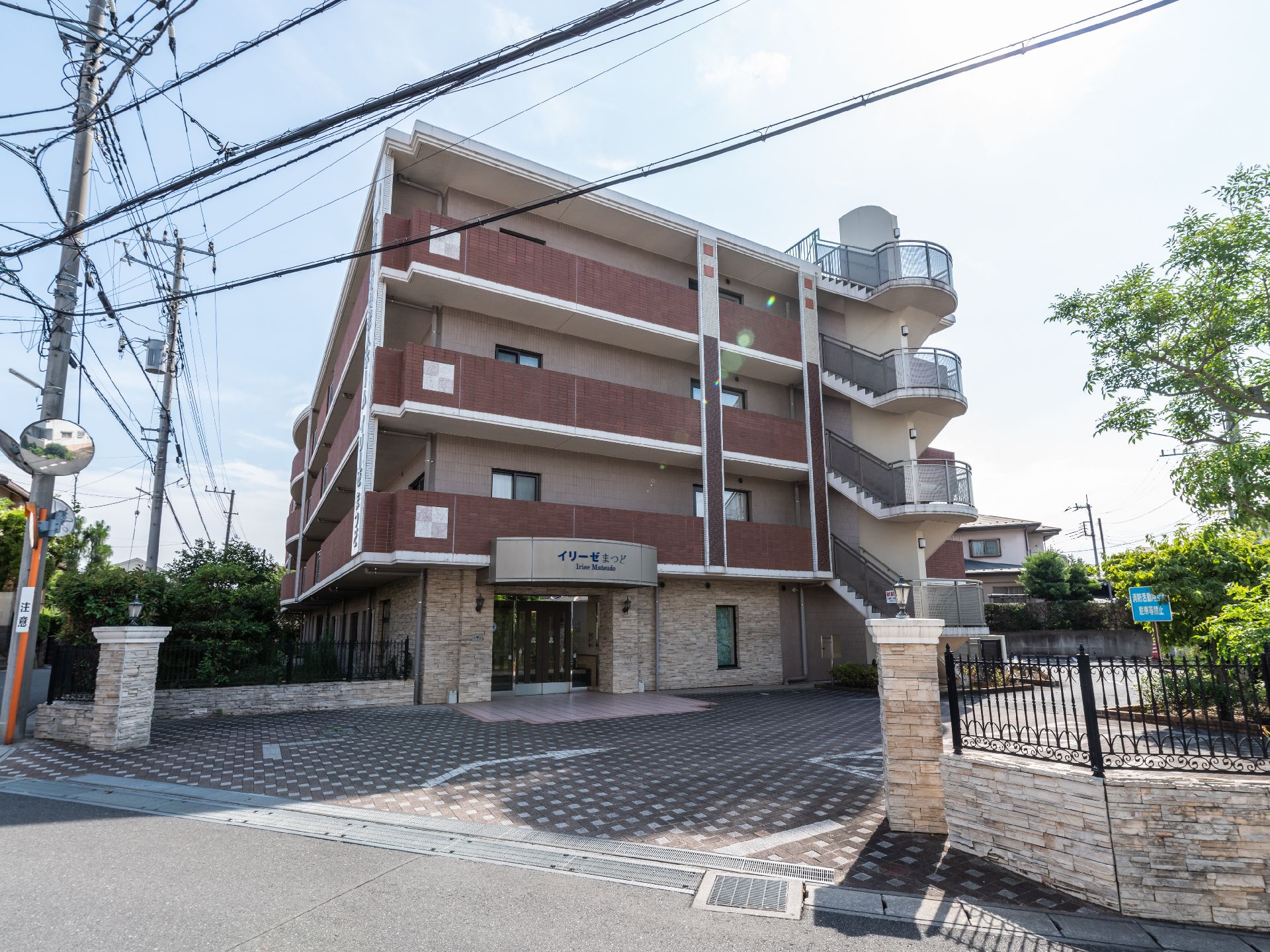 ４階建てで駐車場が設置されている介護施設の外観