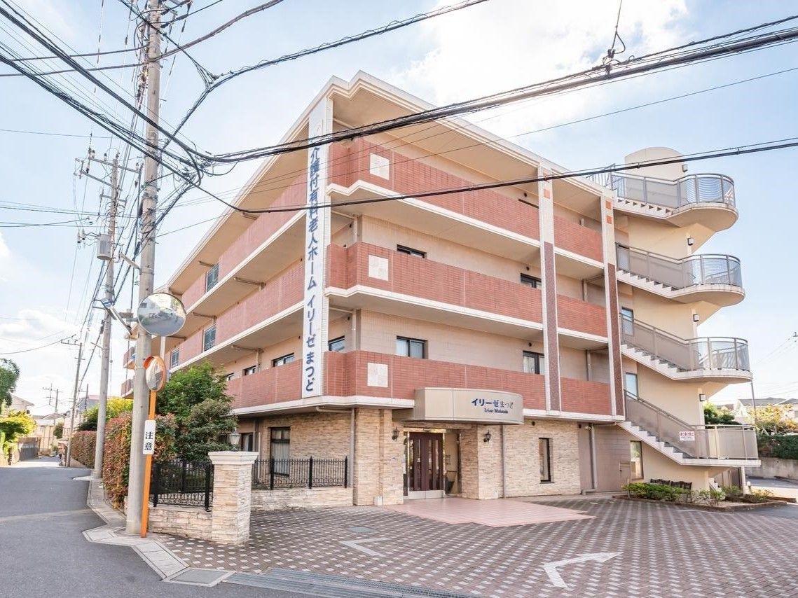 オレンジを基調とした明るい雰囲気の施設。各部屋には安全面にも配慮し、高い柵を設置したベランダがついている。