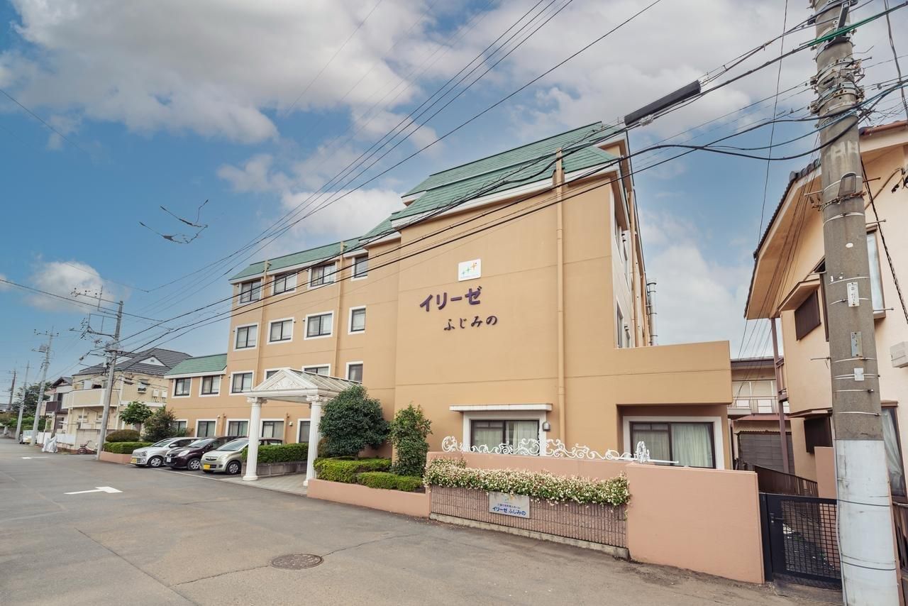 ベージュを基調とし、大きく堂々とした印象の建物の外観